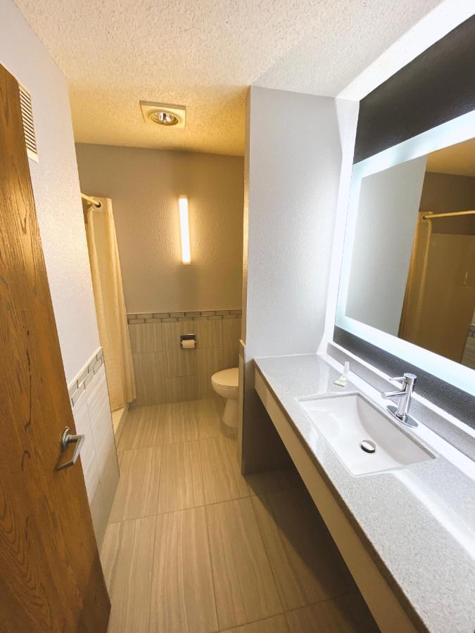 Coratel Inn & Suites By Jasper Hastings Kültér fotó