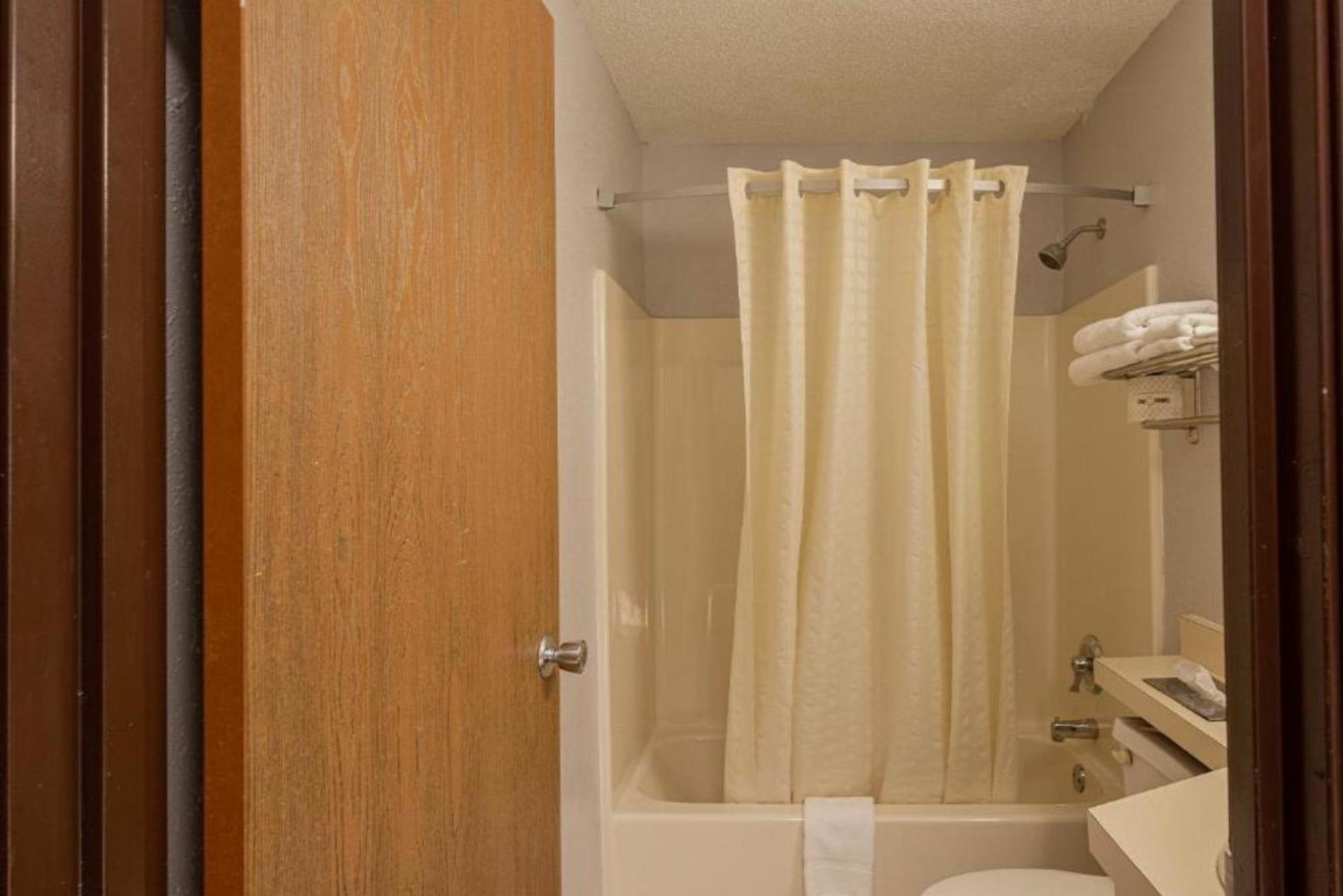 Coratel Inn & Suites By Jasper Hastings Kültér fotó
