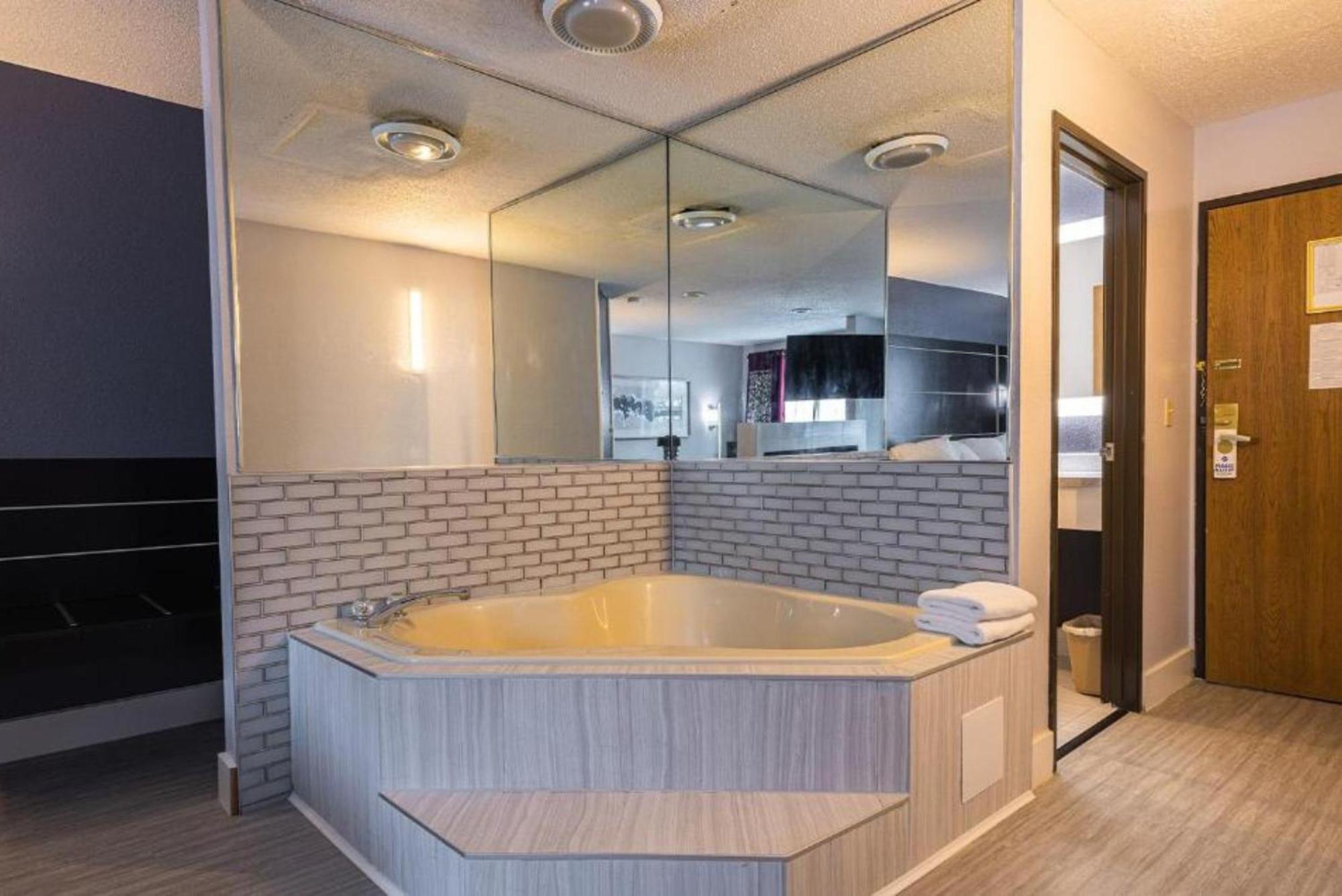 Coratel Inn & Suites By Jasper Hastings Kültér fotó